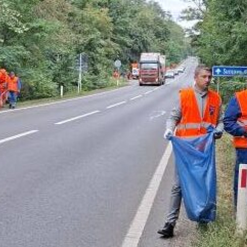Angajații Drumurilor Naționale din Botoșani au început campania de curățenie înainte de termen