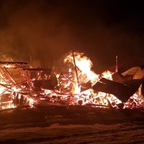 Incendiu în Icușești: 23 de păsări au murit după ce două anexe gospodărești au ars