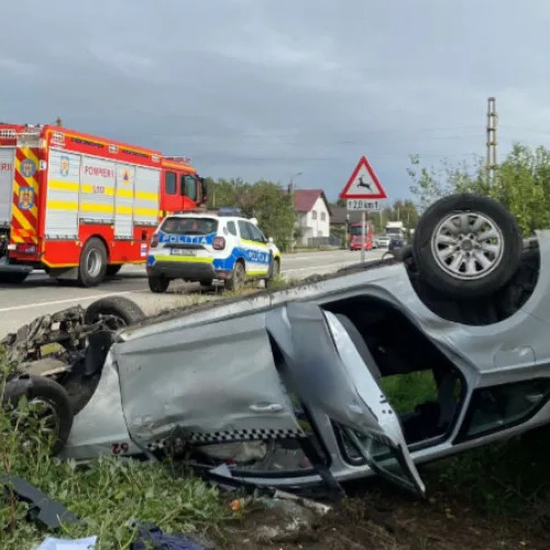 Intervenție a pompierilor la un accident rutier cu autoturism răsturnat la Bunești