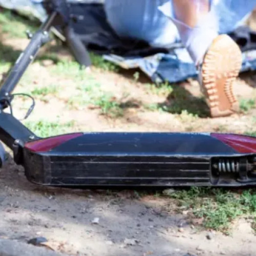 Un clujean protestează față de percepția negativă asupra trotinetelor electrice după tragedia de la Piatra-Neamț