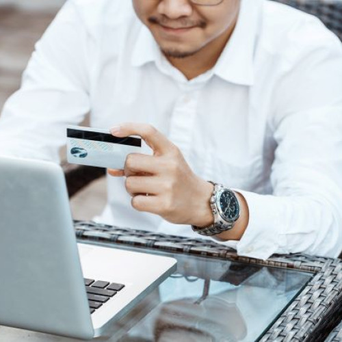 Inflația determină românii să-și reducă cheltuielile pentru cumpărăturile online