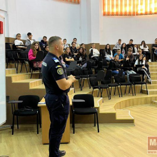 Jandarmii botoșăneni au organizat o activitate educativă la liceul din Săveni