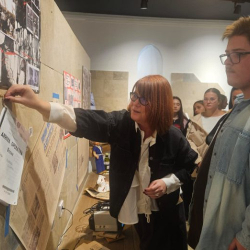 La Ipotești, liceeni din Iași au expus Muzeul școlar al comunismului