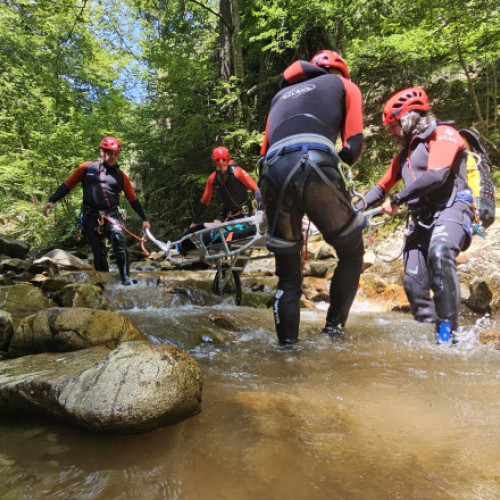 Salvamont a intervenit pentru 6 persoane în munți, o persoană a decedat