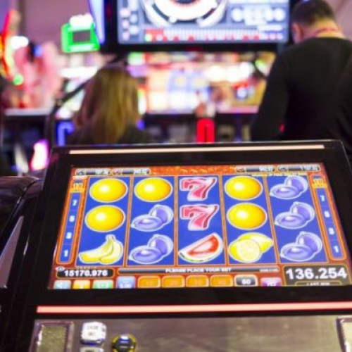 Bărbat din Botoșani reclamă pierderi mari la o sală de jocuri