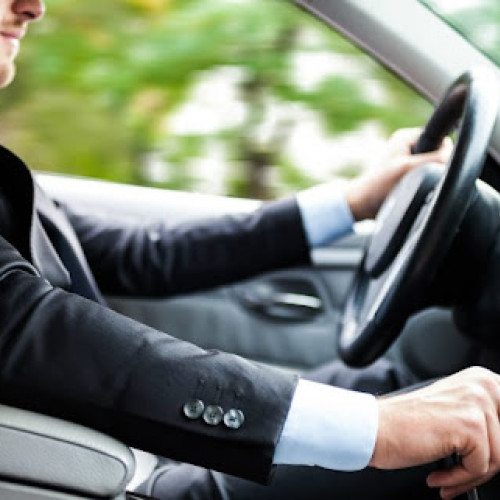 Șoferii începători, restricționați la vehicule cu motoare puternice în noul proiect legislativ