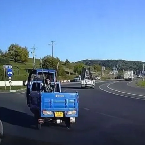 Copil transportat periculos într-un vehicul cu trei roți lângă Cluj-Napoca