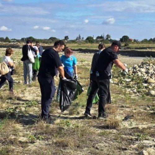 Jandarmeria Vrancea a contribuit la ecologizarea râului Milcov