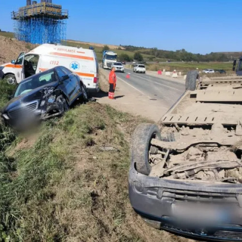 Trei persoane asistate medical după un accident rutier cu microbuz răsturnat la Mihăiești