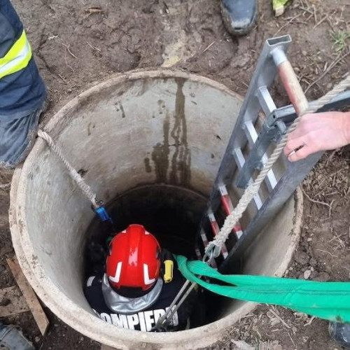 Pompierii din Vâlcea au salvat un bărbat blocat într-o fântână adâncă în Gorj