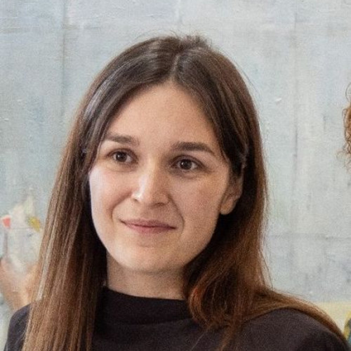 Expoziție la Galați: Diana Melnic pictează lumea copilăriei cu sensibilitate