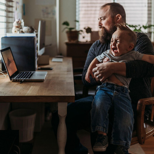 Generația Z din România motivează mai puțin munca remote, preferând echilibrul și conexiunile