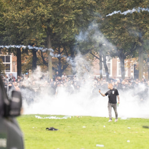 Proteste anti-imigrație la Haga au degenerat în violențe cu forțele de ordine