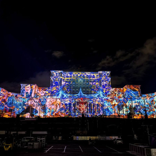 Proiecții video spectaculoase pe fațada Parlamentului la iMapp Bucharest