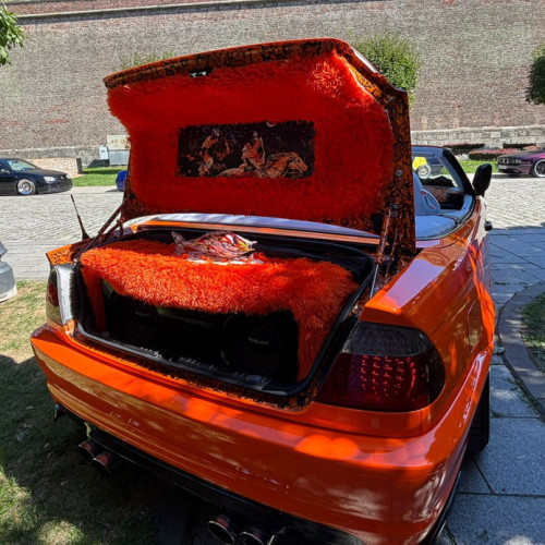 Un BMW portocaliu atrage atenția la evenimentul Cars X Coffee Alba Iulia