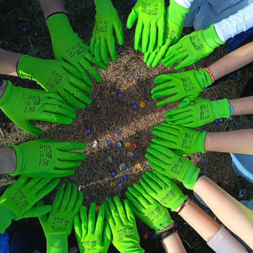 Zeci de voluntari din Titu au participat la Ziua Curățeniei prin campania Let’s Do It, România