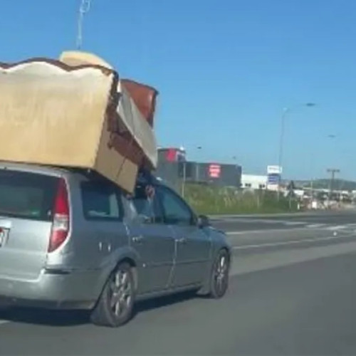 Un șofer din Cluj a transformat mașina într-un mini-camion cu o canapea pe plafon