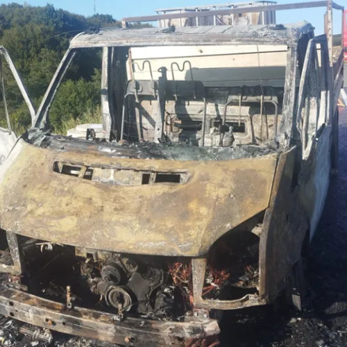 Autoutilitară cuprinsă de flăcări pe centura Vâlcele-Apahida, intervenție rapidă a pompierilor