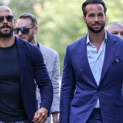 Bărbat înarmat cu pistol air-soft prins în Voluntari în fața casei fraților Tate