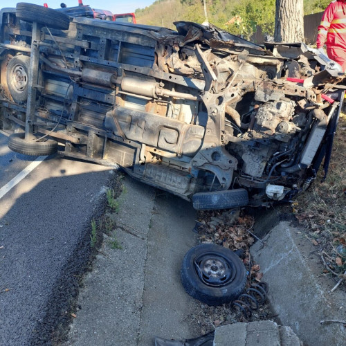 Mașină răsturnată pe DN6 în Prunișor, trei persoane au refuzat spitalizarea