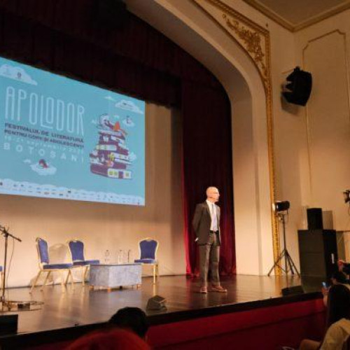 Jurnalistul Mihnea Măruță a discutat efectele rețelelor sociale asupra tinerilor la Teatrul Mihai Eminescu