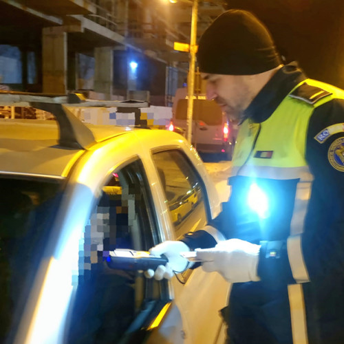 Bărbat testat pozitiv cu alcool la volan, transportat la spital pentru analize