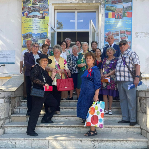 Opt generații s-au reunit la Liceul Tehnologic Nucet după peste 50 de ani