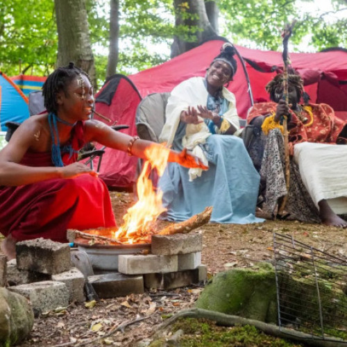 Un trib african autoproclamat, evacuat din pădurea scoțiană, dar revine imediat