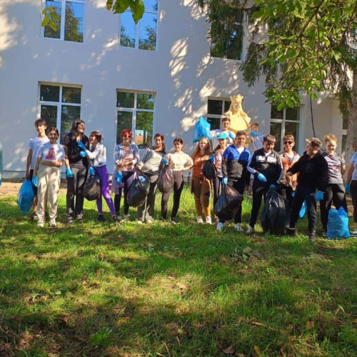 Acțiune de ecologizare în Cetatea de Baltă de Ziua Națională a Curățeniei