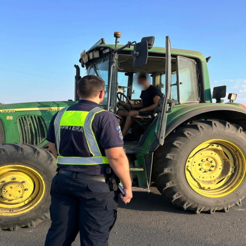 Tânăr din Botoșani cercetat după ce a condus utilaj agricol fără permis
