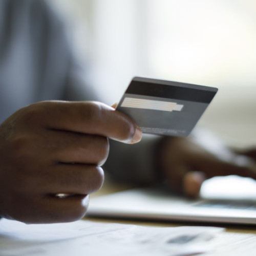 Românii reduc cheltuielile online și ieșirile în oraș din cauza scumpirilor