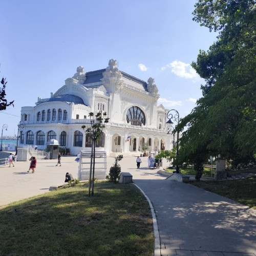 Prognoza meteo pentru ziua următoare indică cer mai senin și vânt puternic la munte