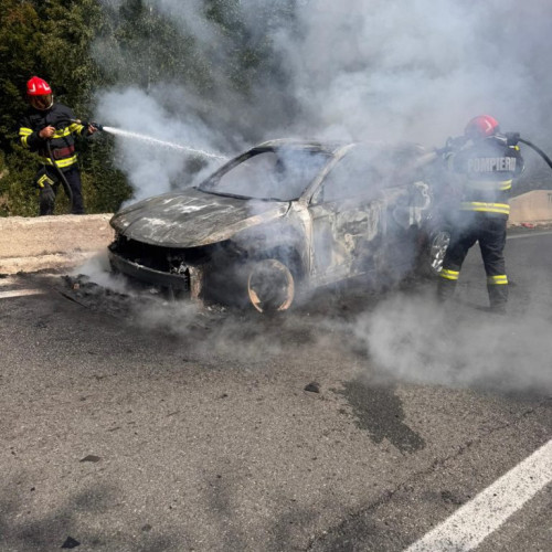 Incendiu la o competiție auto pe Aeroportul Arad, intervenție rapidă a pompierilor