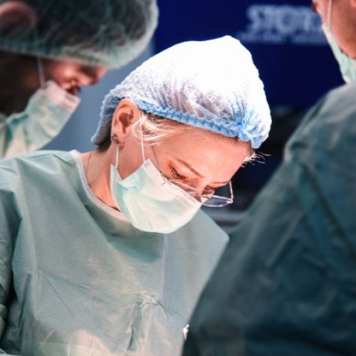 Operații complexe la Sanador au salvat un bărbat cu cancer avansat de colon