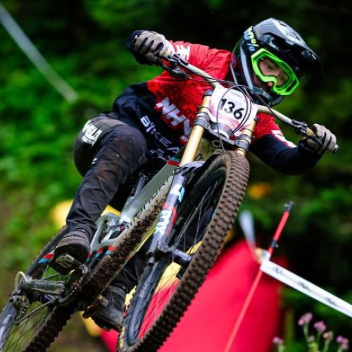 Riderul brașovean Sebastian Râpea, succes notabil în competițiile de e-MTB și Downhill