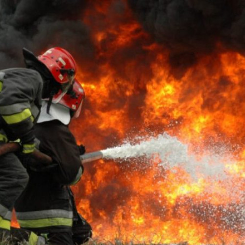 Incendiu într-un apartament din Baia Mare, un bărbat transportat la spital