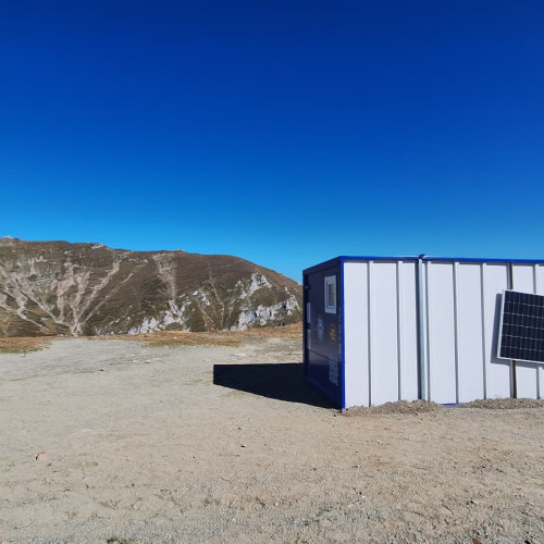 Un container refugiu din Munții Bucegi a fost răsturnat de vânturi puternice