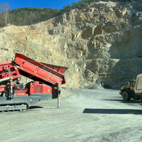 Amendă de 75.000 lei pentru continuarea ilegală a exploatării în cariera Pleșa