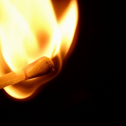 Incendiu la un bloc în construcție din Piatra-Neamț, intervenție promptă a pompierilor