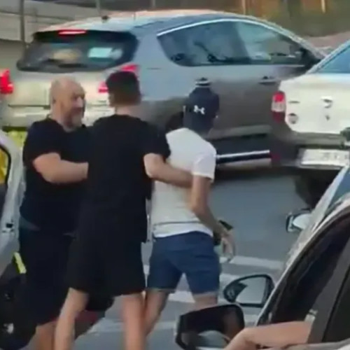 Probleme serioase de trafic pe strada Sitarilor din Cluj-Napoca din cauza mașinilor parcate ilegal