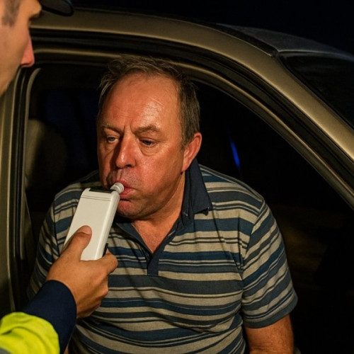 Un șofer prins băut la volan în Hălmagiu, arestat de polițiști