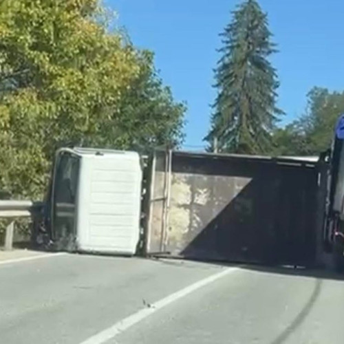 Autoutilitară răsturnată pe DN 67 în zona Slătioara fără victime