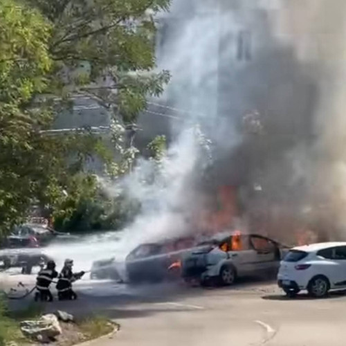 Incendiu la Castelul Corvinilor: trei mașini cuprinse de flăcări, un bărbat rănit