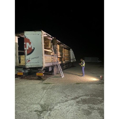 Lemnul confiscat de polițiști după un control în Horia pe DN2