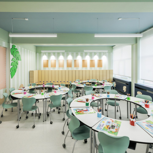 Copii din București, Pitești și Constanța învață în săli de clasă modernizate