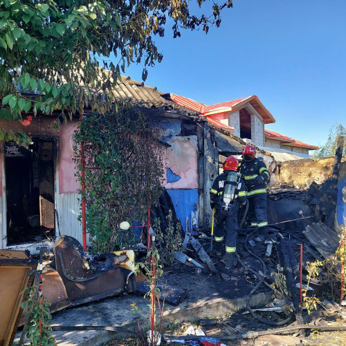 Incendiu la o casă veche din localitatea Răuseni provocat probabil de scurtcircuit