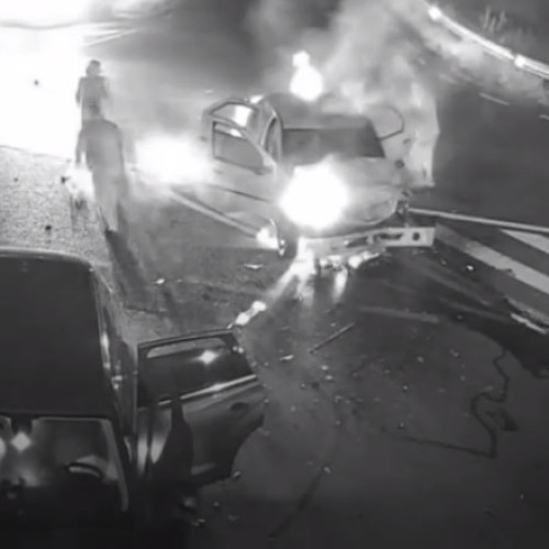 Doi tineri au fost salvați dintr-un incendiu după un accident rutier în Bihor