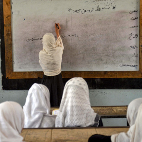 Talibanii impun educația religioasă ca singura opțiune pentru fete în Afganistan