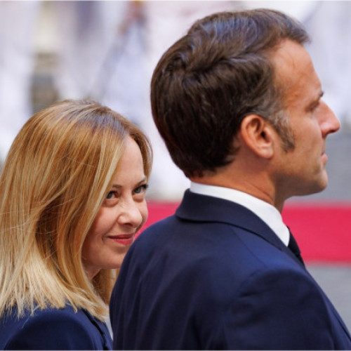 Franța se confruntă cu o criză politică și economică severă, în timp ce Italia își consolidează poziția