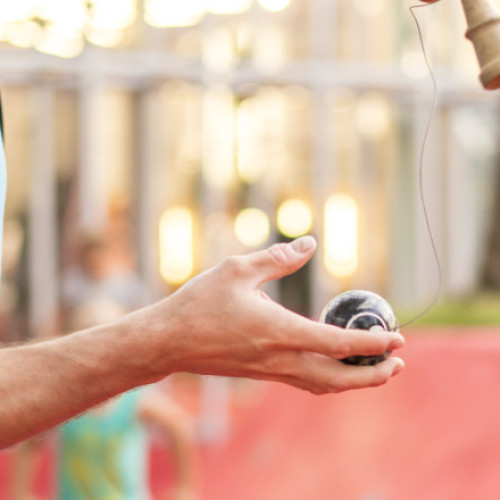 Kendama revine în vogă printre copii și adolescenți, scăzând timpul petrecut pe gadgeturi